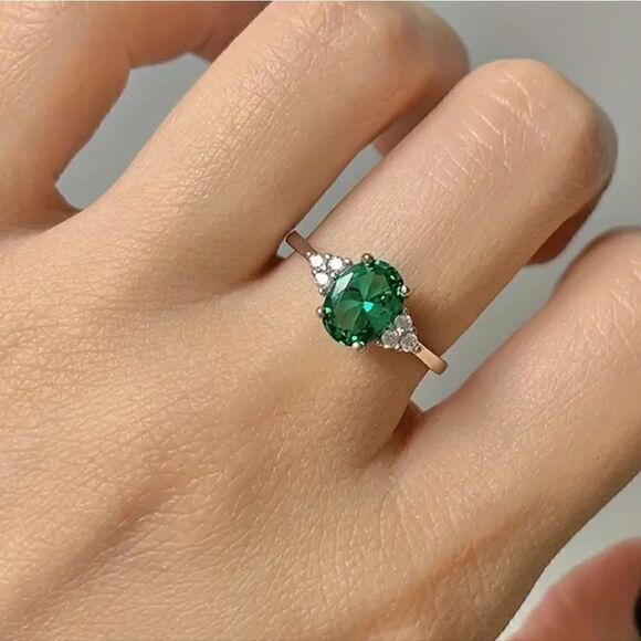 Oval Green Emerald and Zircon Gemstone Ring - Picture 5 of 5